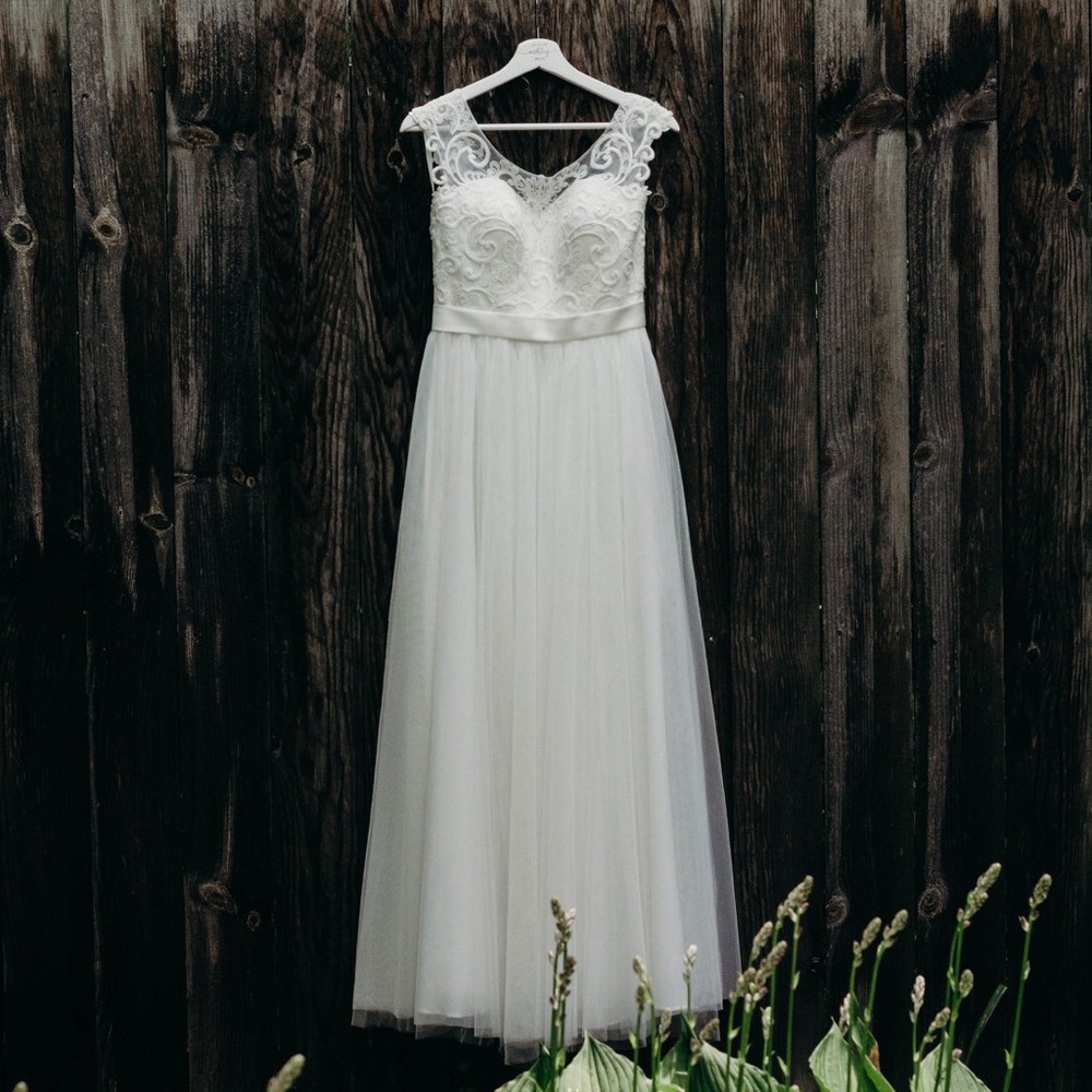 David’s Bridal Lace and Tulle Wedding Dress